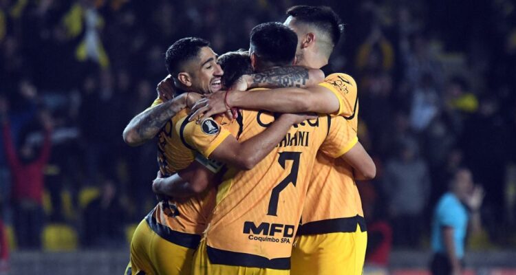 Coquimbo Unido celebra gol ante Universitario en Libertadores