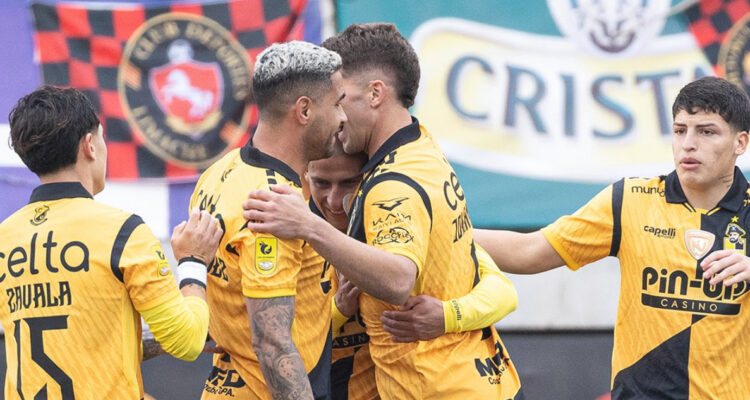 Coquimbo Unido festeja gol de Camargo ante Deportes Limache