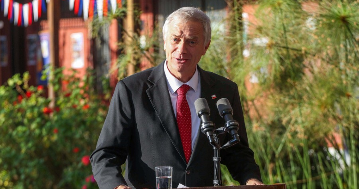 Criteria aprobación de presidente Kast baja un punto y un 72% valora el cambio de gabinete