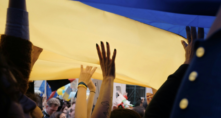 Manos y bandera de Ucrania