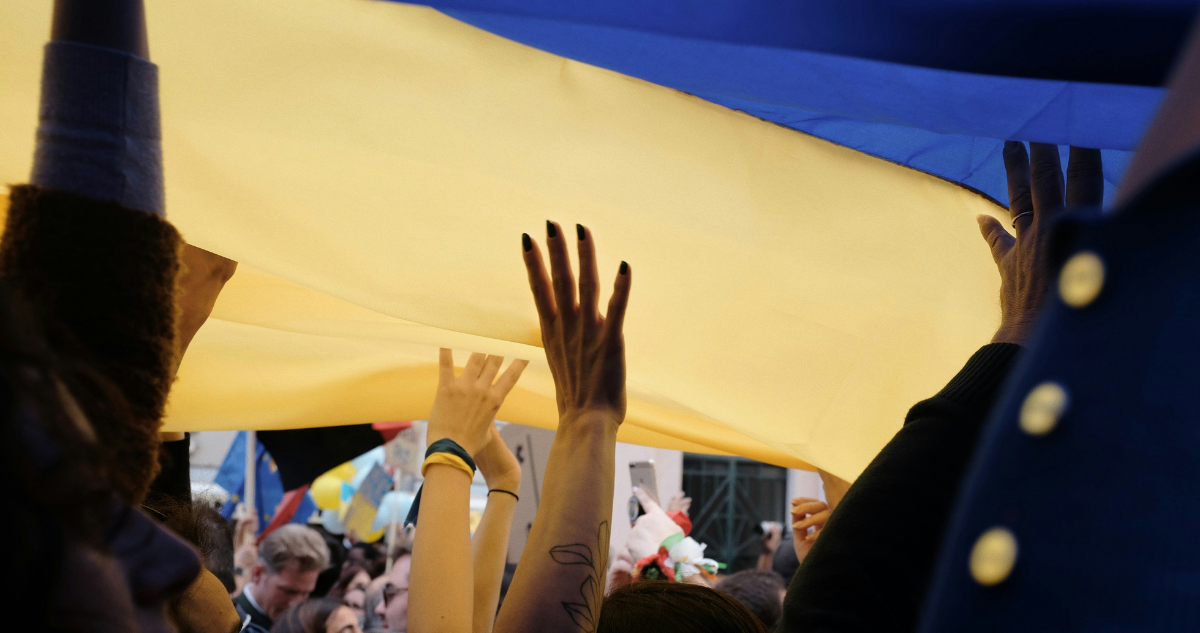 Manos y bandera de Ucrania