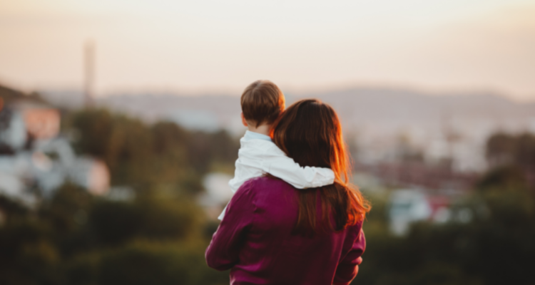 Mujer con niño en sus brazos.