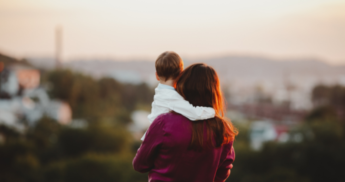 Mujer con niño en sus brazos.
