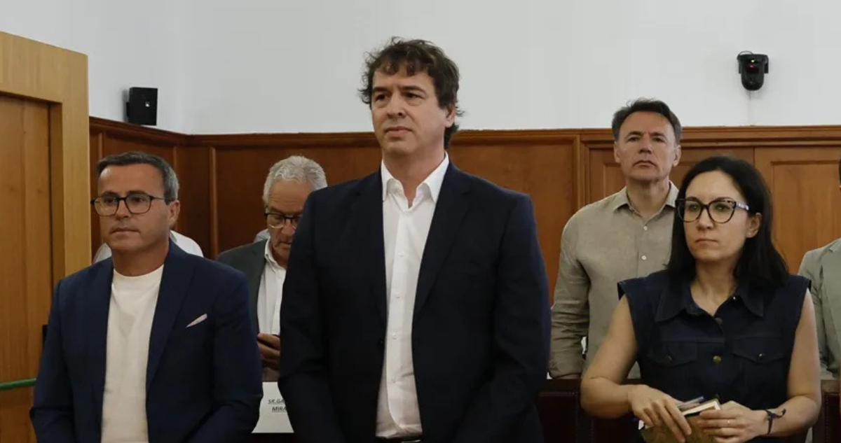 David Sánchez (c), Miguel Ángel Gallardo, ex líder del PSOE extremeño, y Elisa Moriano Morales