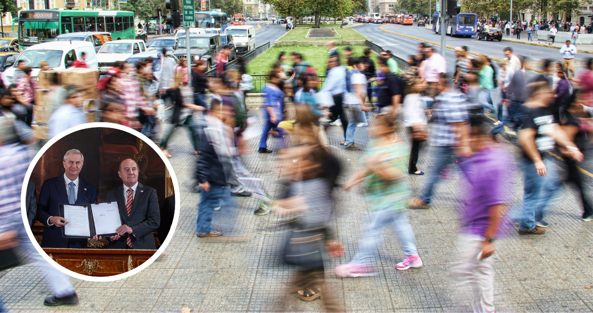Proyecto de Reconstrucción Nacional. Y foto de personas caminando por Santiago.