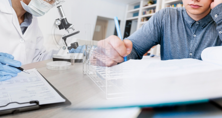 Mujer realizando investigación científica y joven en la biblioteca