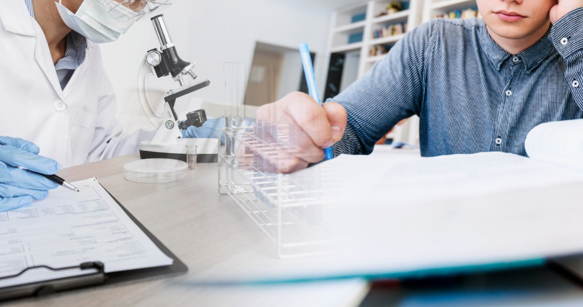 Mujer realizando investigación científica y joven en la biblioteca