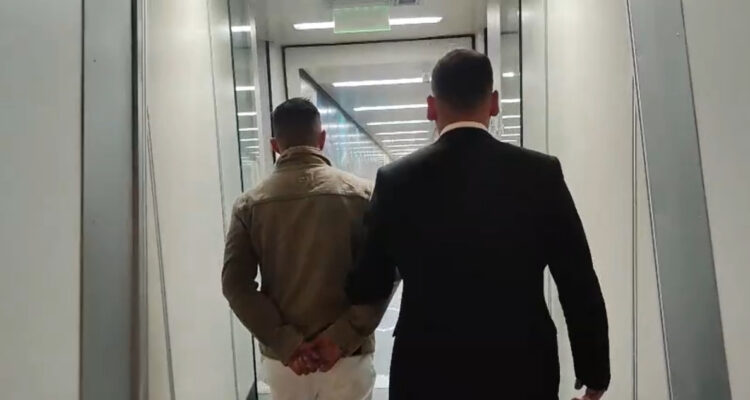 Expulsan a peligroso delincuente peruano con alerta roja internacional y 13 causas penales en Chile