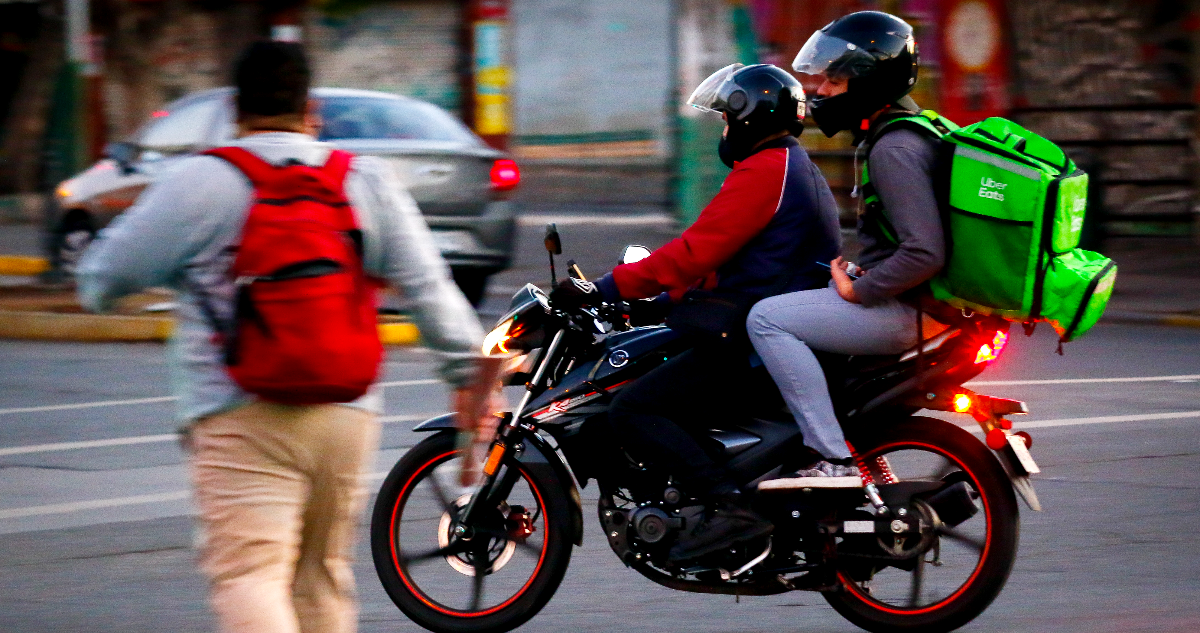“Se podría notar en menos motoristas delivery”: Venezolanos en mercado laboral en Chile van a la baja