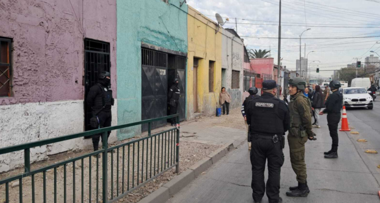 Desalojan inmuebles ligados a drogas y prostitución cerca de jardín infantil en Estación Central