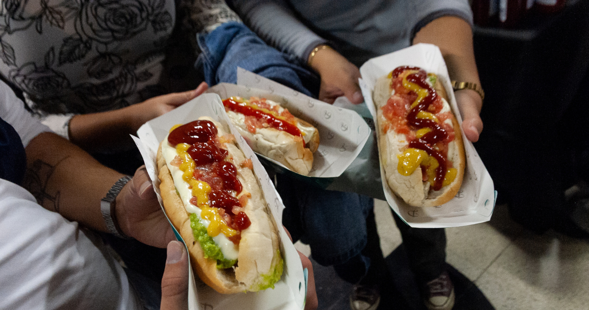 Este domingo es el Día del Completo: revisa las mejores ofertas para celebrarlo