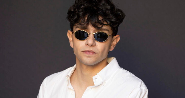 Diego Céspedes, cineasta chileno, se prepara para ser jurado en el prestigioso Festival de Cannes tras el éxito de su película en la última edición. Conoce más sobre su trayectoria en el mundo del cine.