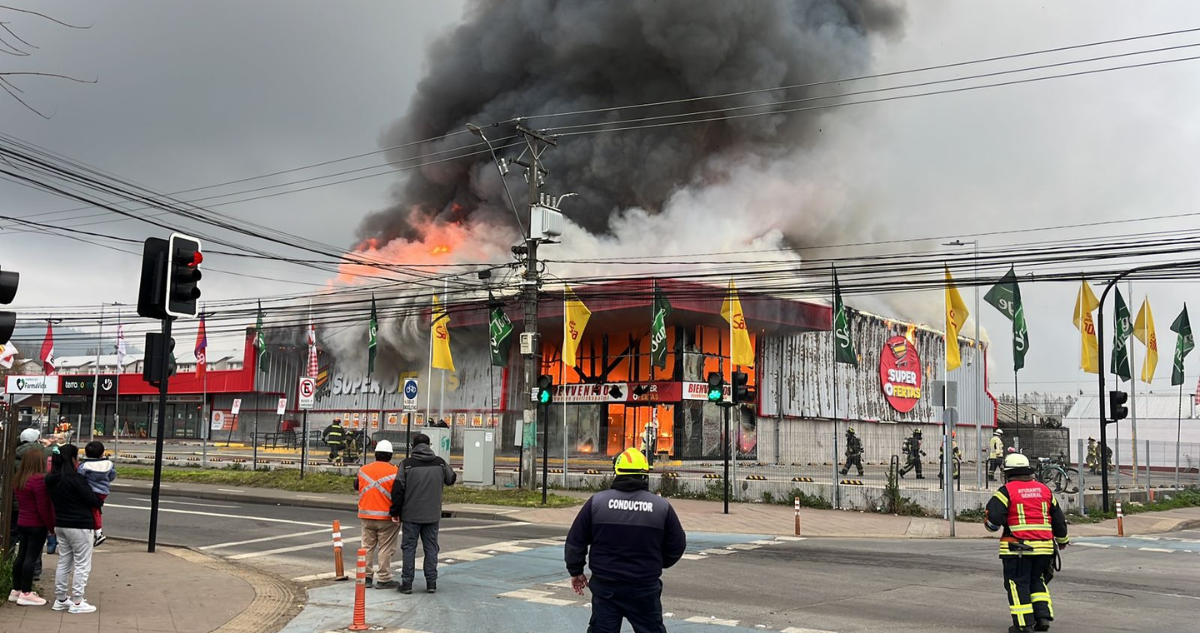 Gran incendio consume supermercado en Padre Las Casas: columna de humo se observa desde Temuco