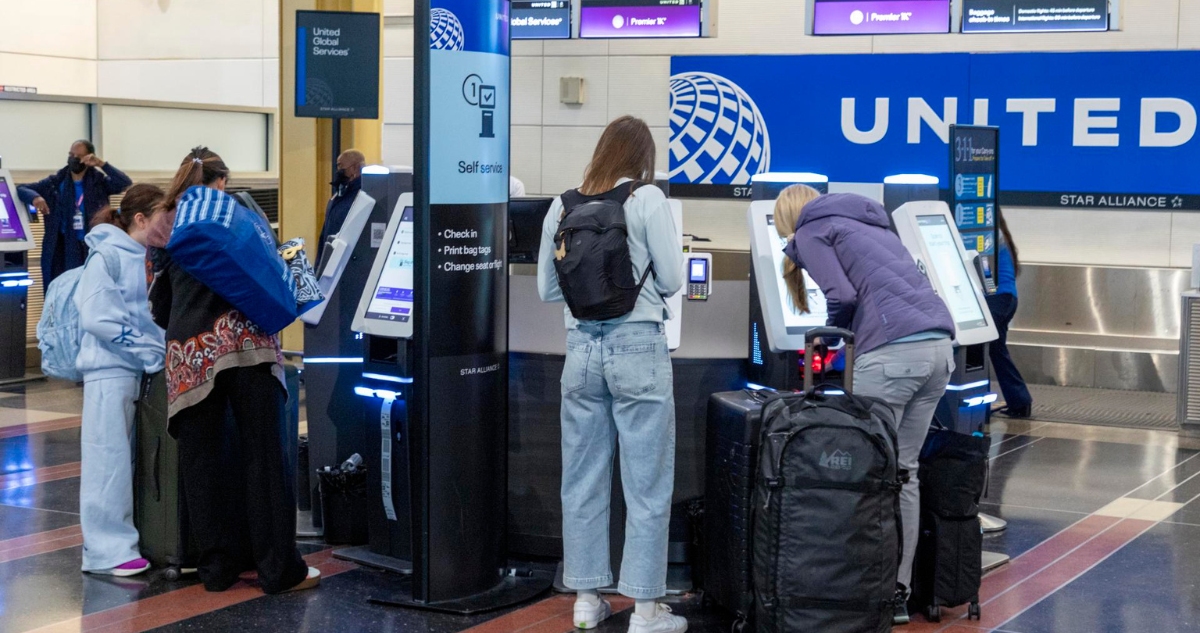Vuelo de United Airlines aterriza de emergencia tras incidente con pasajero que quiso entrar a cabina