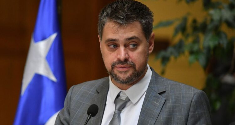 Manouchehri (PS) critica a Quiroz y acusa colusión del gobierno por recorte presupuestario en salud