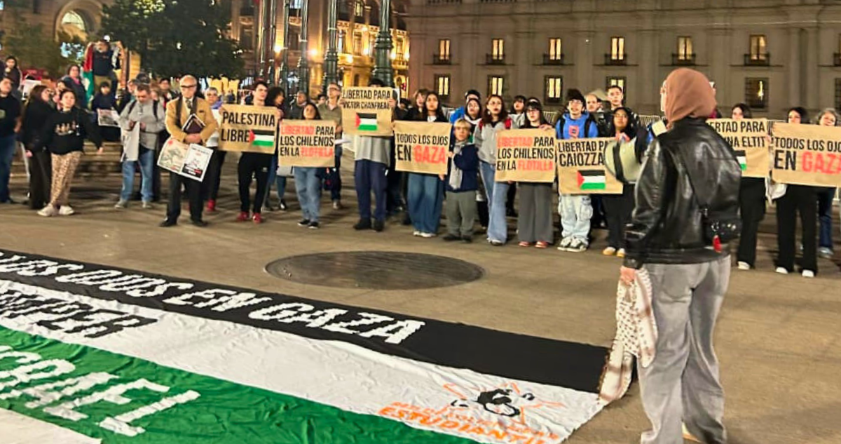 Manifestación propalestina en La Moneda exige protección para activistas “secuestrados por Israel”