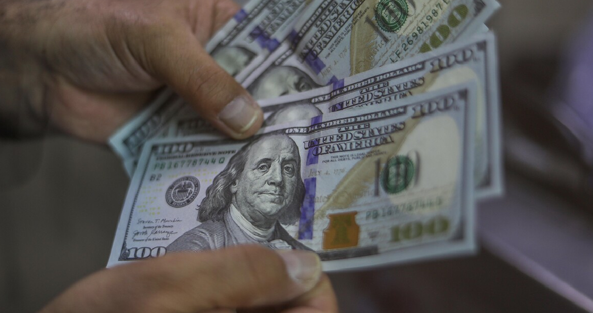Dólar en terreno rojo tras reportes de acuerdo que podría poner fin a la guerra en Irán