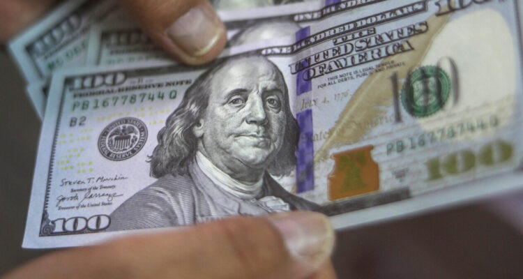 Dólar repunta y amenaza con los $910 luego del desplome del cobre que quita piso al peso chileno