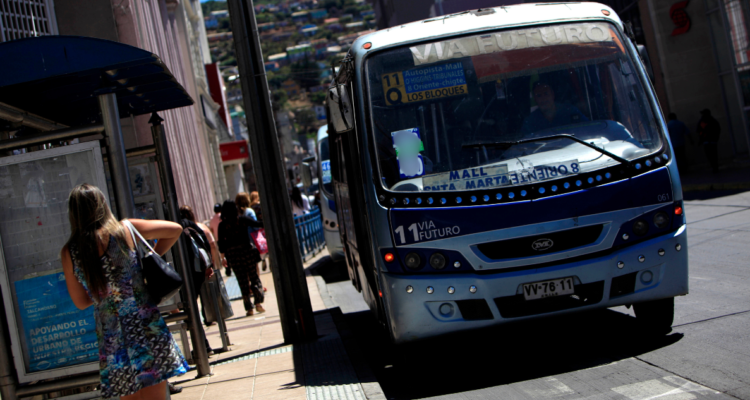 Dueños de taxibuses de Concepción piden apoyo adicional para compensar el alza de combustibles