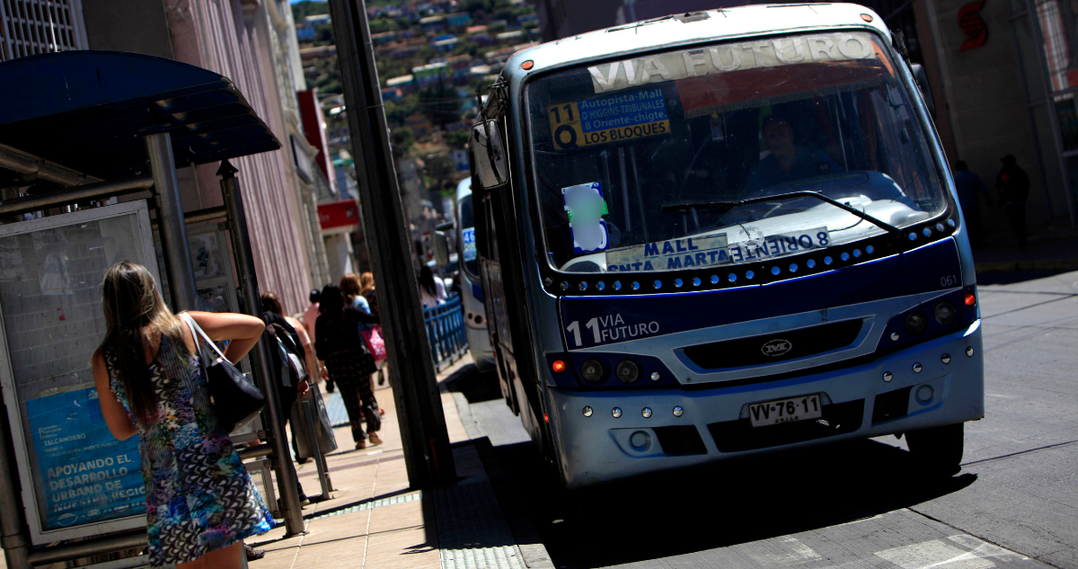 Dueños de taxibuses de Concepción piden apoyo adicional para compensar el alza de combustibles