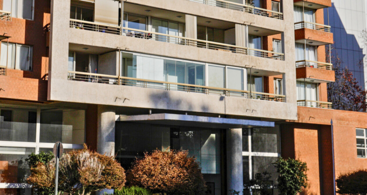 https://media.biobiochile.cl/wp-content/uploads/2026/05/edificio-las-condes-750x400.png
