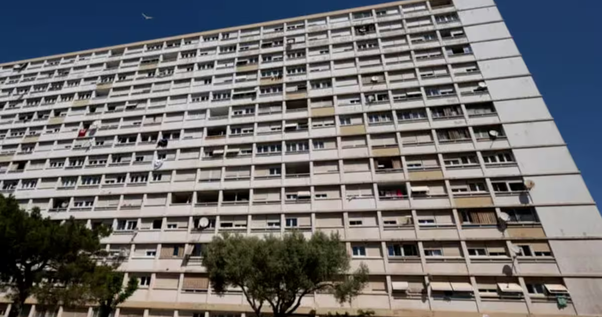 Tragedia en Francia: madre se lanza desde el piso 13 abrazada a tres de sus hijos
