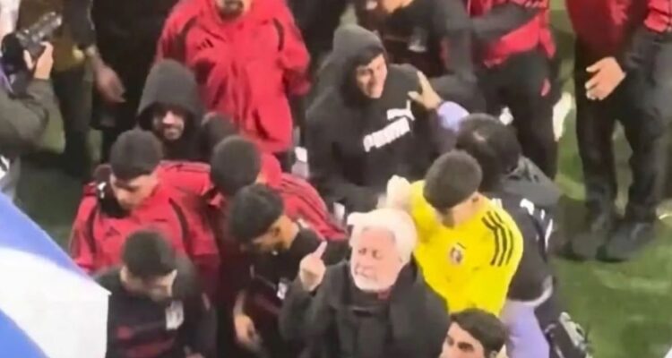 Eduardo Loyola, vicepresidente de Colo Colo, justificó su gesto grosero a hinchas de la UC en el último clásico en el Claro Arena