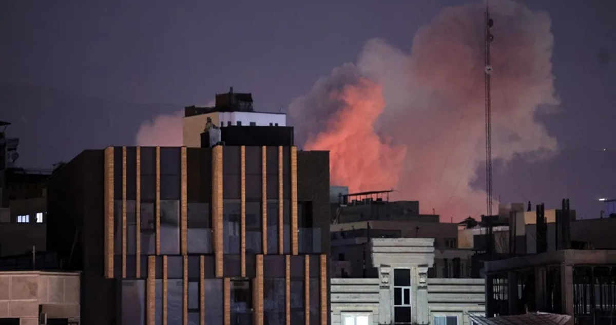 Reportan ataques de EEUU contra sitios de lanzamientos de misiles y buques de Irán