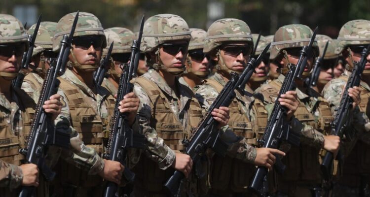 Querella pone en jaque al ministro Mesa por condena al hermano del ex comandante en jefe del Ejército