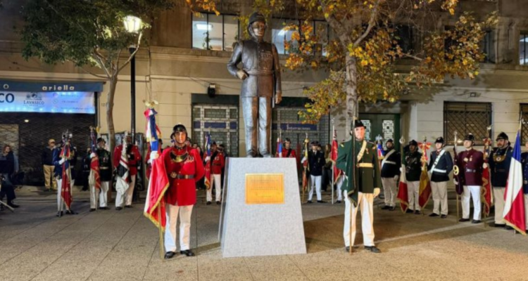 Escultura en homenaje a Alfredo Santa María.