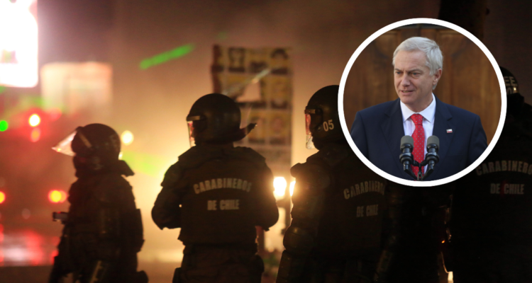 Carabineros durante el estallido social. Foto del presidente Kast.