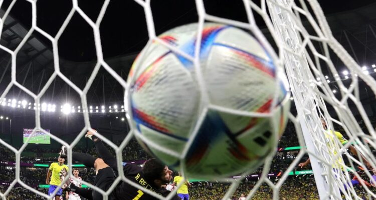 Pelota en un arco de fútbol.