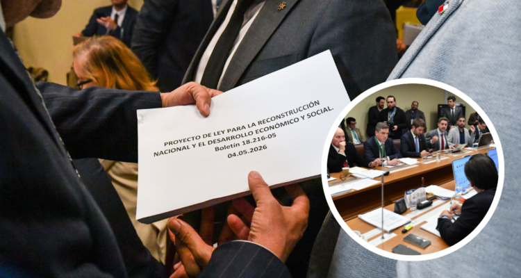 Parlamentarios sostienen documento impreso del Proyecto de Ley de Reconstrucción Nacional durante la comisión de Hacienda en la cámara de diputados.