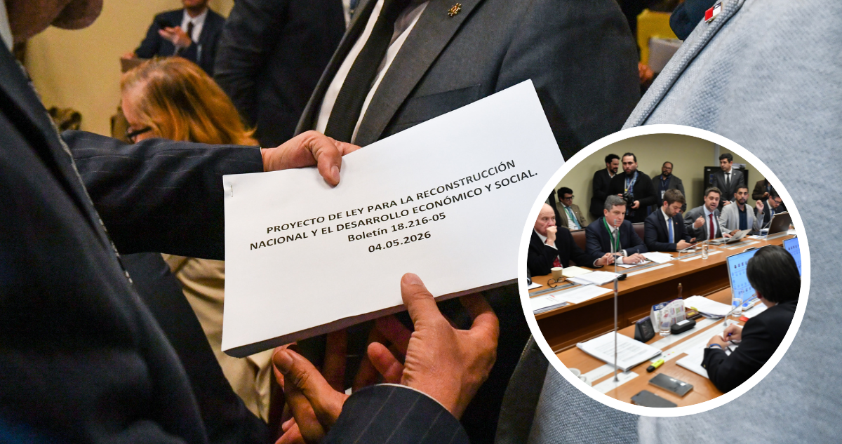 Parlamentarios sostienen documento impreso del Proyecto de Ley de Reconstrucción Nacional durante la comisión de Hacienda en la cámara de diputados.