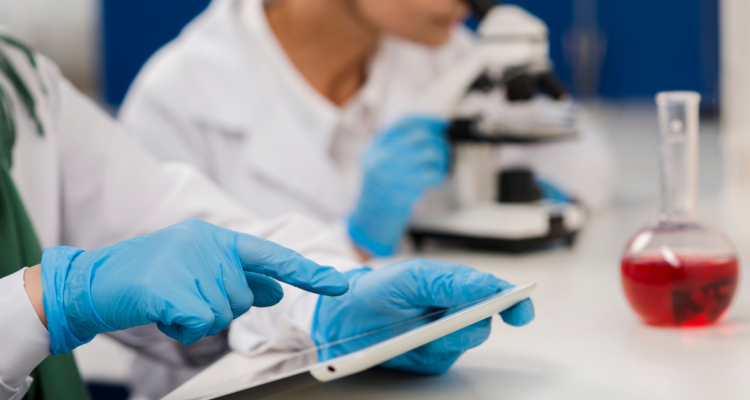 Estudiantes realizando investigación científica