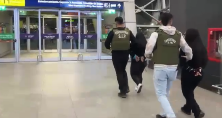 En libertad quedan mujeres detenidas en Aeropuerto de Santiago tras comprar pasajes con fraude