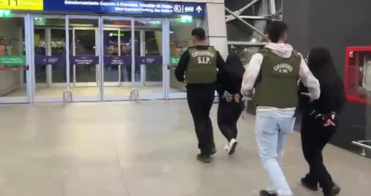 En libertad quedan mujeres detenidas en Aeropuerto de Santiago tras comprar pasajes con fraude