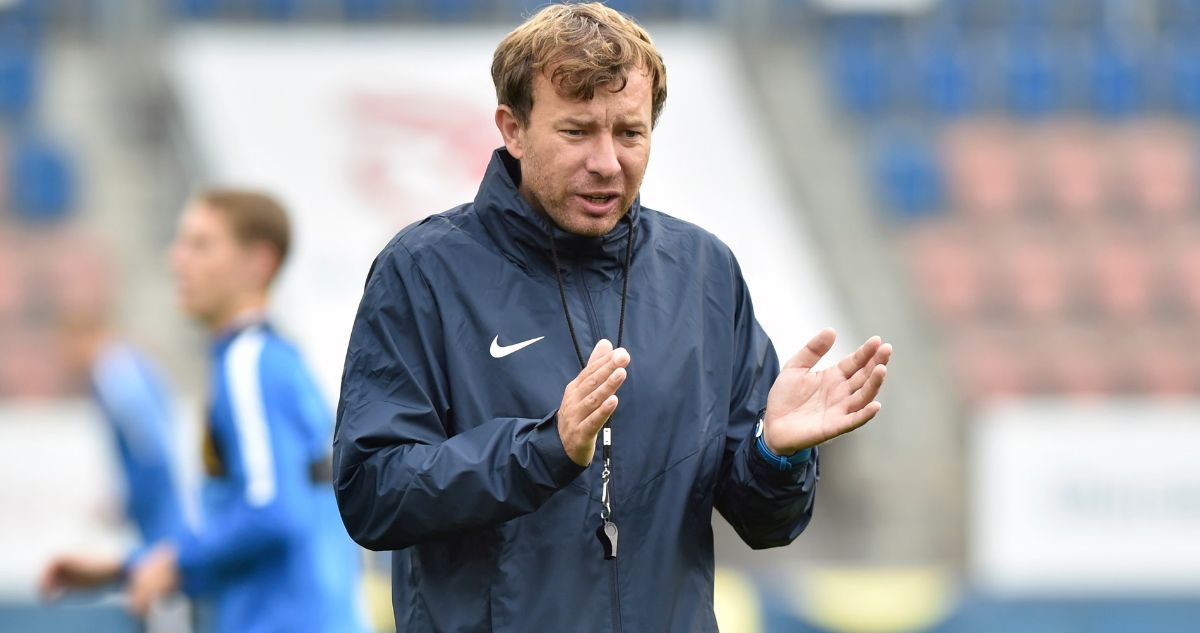 Exentrenador checo castigado de por vida por la UEFA: grababa a jugadoras mientras se cambiaban ropa