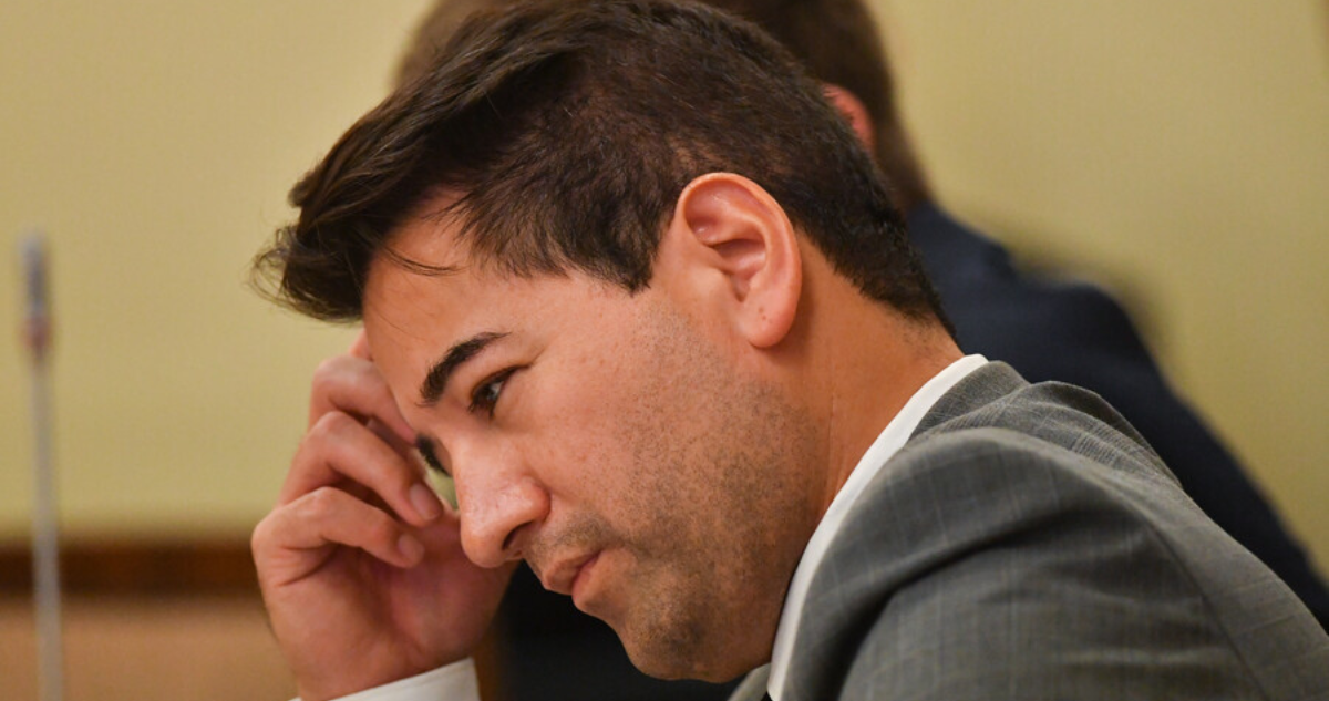 Equipo de Javier Olivares anuncia querella por agresión contra el diputado.