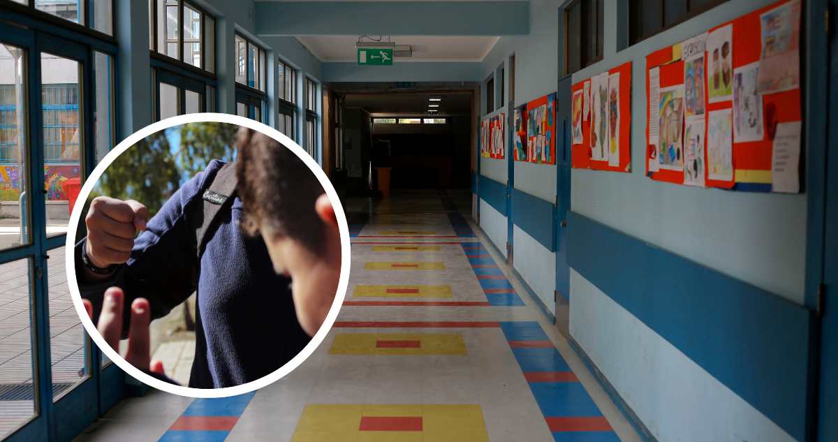 Pasillo de colegio y estudiante golpeando a otro escolar.