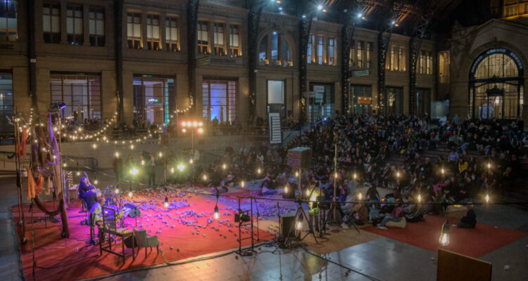 Más de 700 personas participaron en la "Gran Fiesta Popular" por el Día del Teatro en Estación Mapocho
