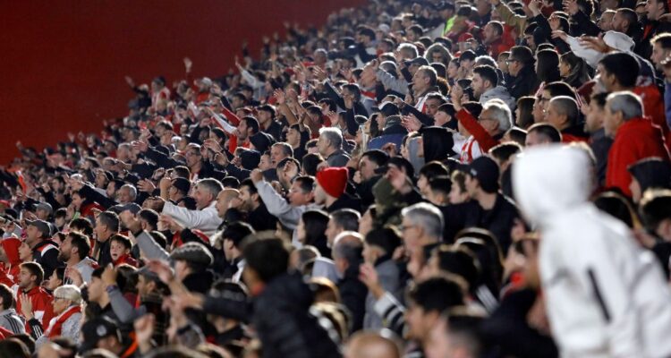 Mientras en Chile aún se discute en el Senado: Argentina veta a “papitos corazón” de los estadios