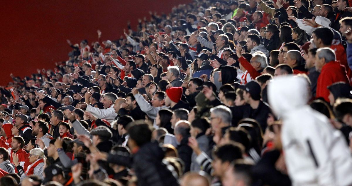 Mientras en Chile aún se discute en el Senado: Argentina veta a “papitos corazón” de los estadios