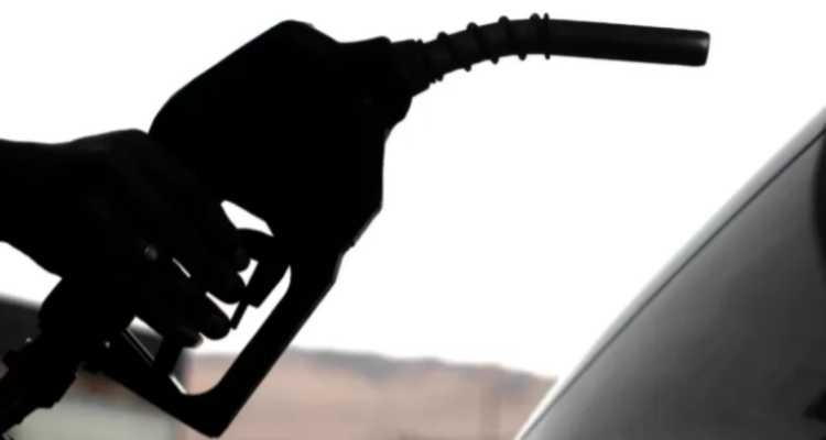 Estados Unidos considera suspender impuesto a la gasolina por alza de precios