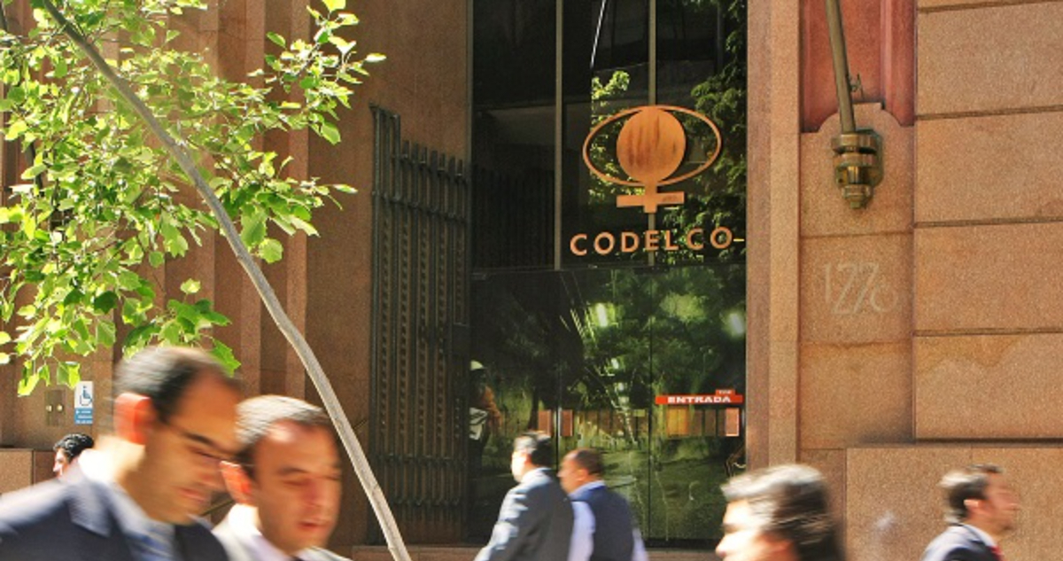 Ascensos, devolución de bonos, cifras infladas: Siguen las críticas por polémicas que rodean a Codelco