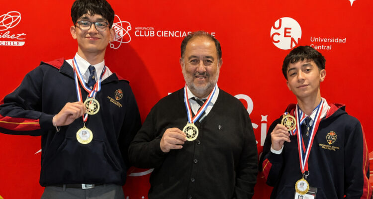Foto de los estudiantes de Linares que ganaron la medalla de oro