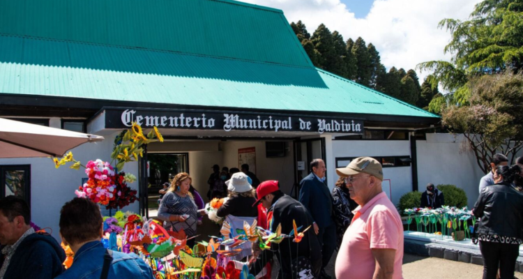 Valdivia: Familia afirma que les negaron uso de tumba comprada hace 40 años por colapso del cementerio