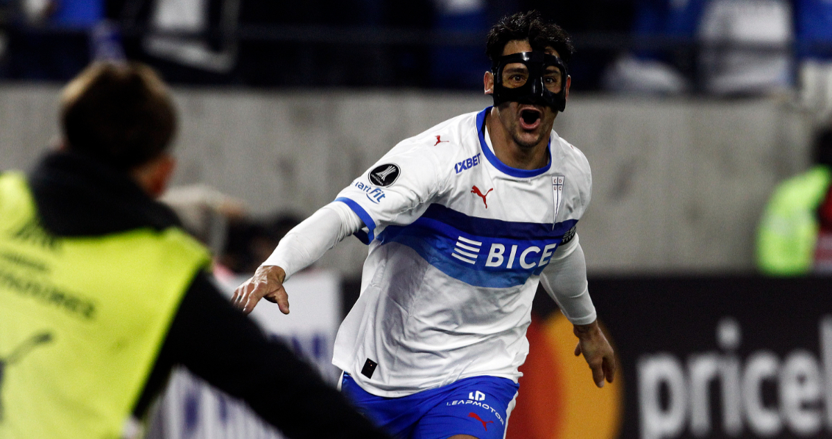 Fernando Zampedri celebra gol en el Universidad Católica Barcelona de Copa Libertadores