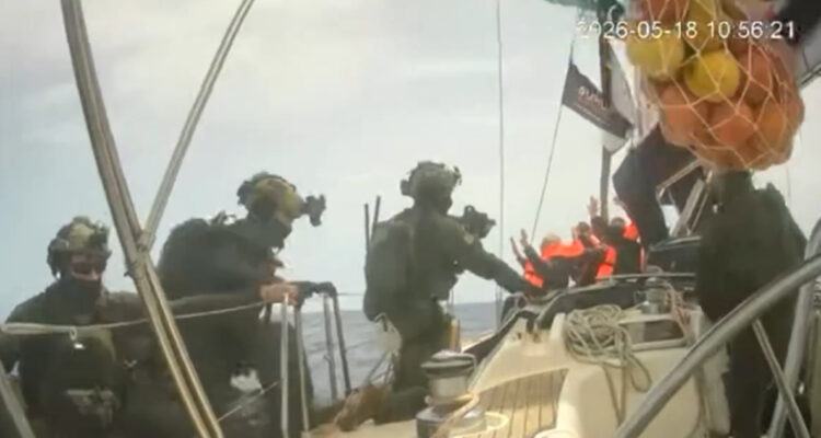 Israel intercepta flotilla humanitaria rumbo a Gaza y se desconoce situación de delegación chilena