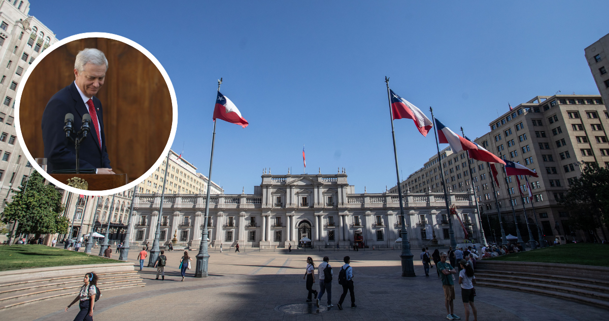 Gente caminando frente a La Moneda. Y foto del presidente Kast.